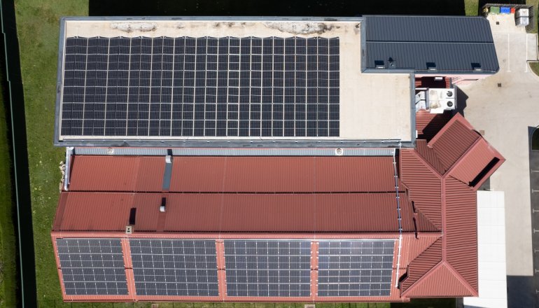  Subvencije za sončne elektrarne in hranilnike za fizične osebe